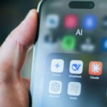 Handy mit angezeigten KI-Apps