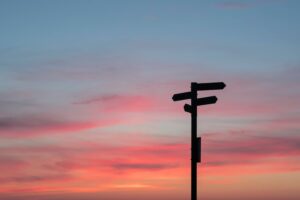 Wegkreuz vor Himmel symbolisiert Wandel und neue Richtungen in der Suchmaschinenoptimierung.
