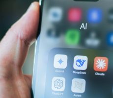 Handy mit angezeigten KI-Apps